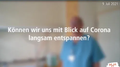 Mann in Artzkleidung